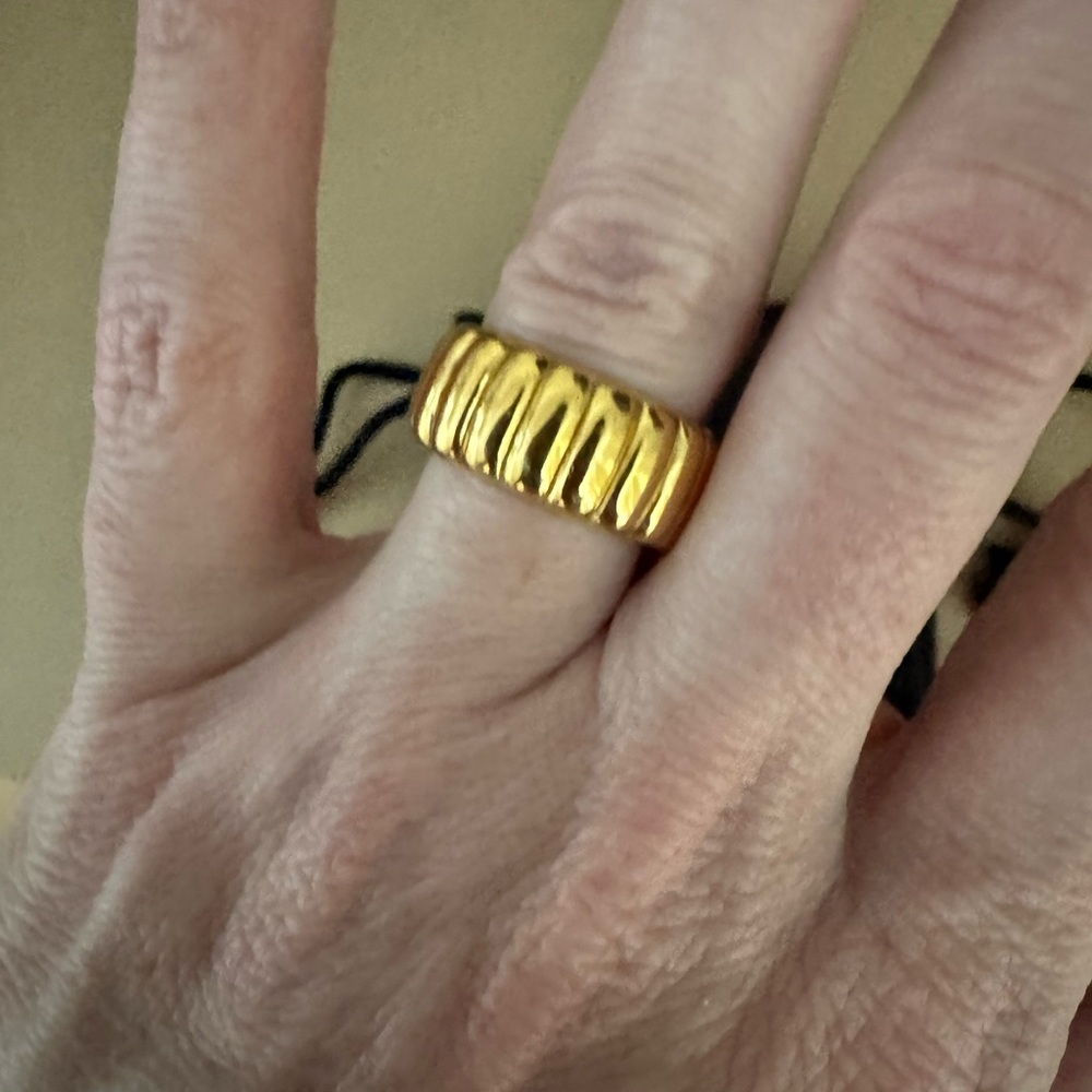 Mejuri Gold Ribbed Ring - Picture 5 of 5